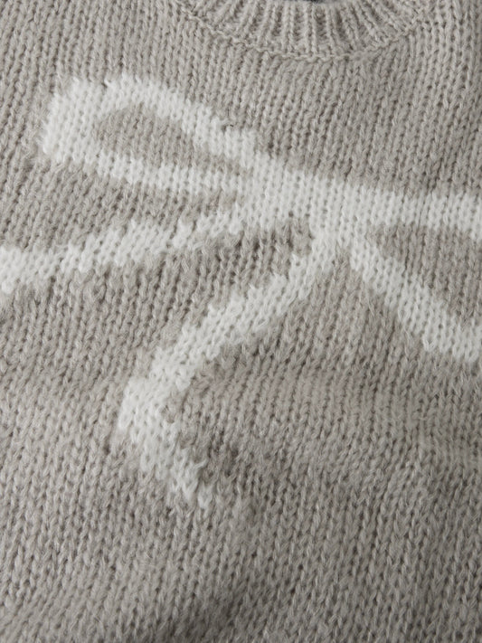 Bowsta kort stickad tröja i Light Grey Melange med vit rosett – närbild av rosettmotivet