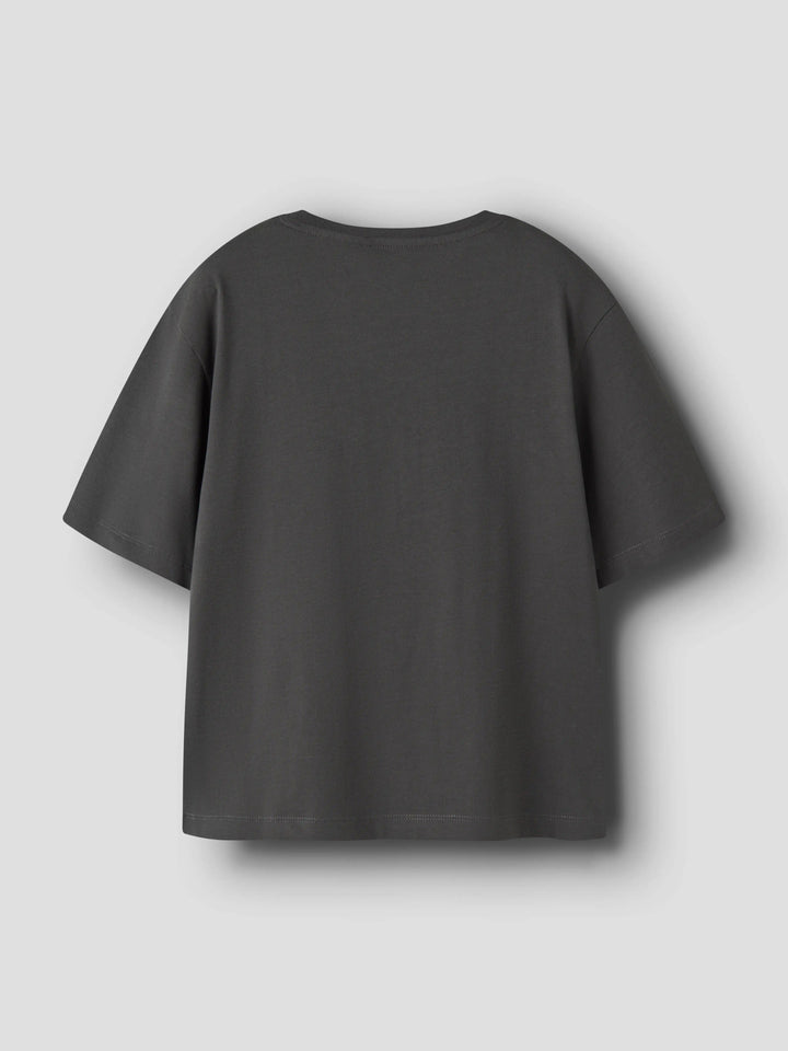 Huntrix tröja med det populära Kpop bandet på kortärmad t-shirt till flicka. Grå topp med K-pop Demon Hunters från Name it.
NKFMAJA KPOP SS NREG TOP BOX LNOOS SKY
13264033