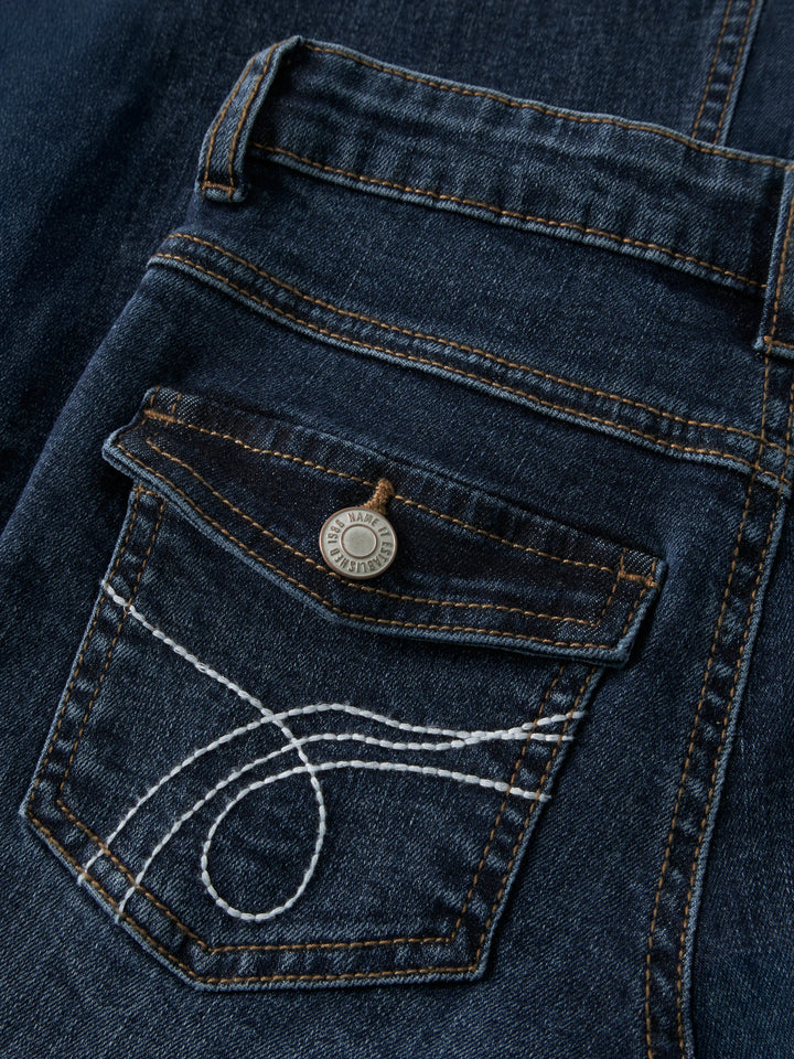 Mörkblå bootcut jeans med broderade bakfickor med lock och låg midja för flicka från Name It.