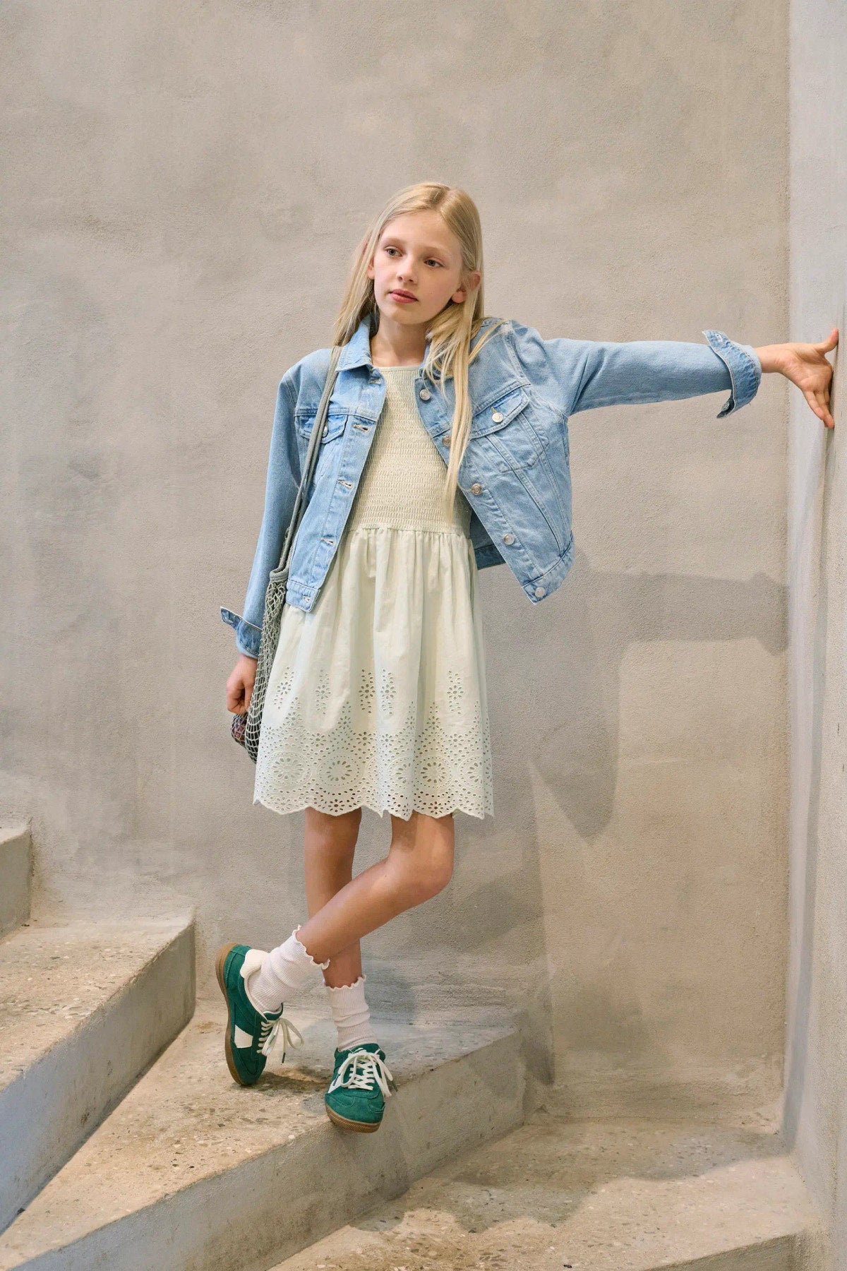 Magiskt fin vit examens klänning till flicka. Klänning med smala axelband till ungdom tjej. Fina detaljer, spet detaljer och korsade axelband.
Ungdomskläder vit klänning från Only kids.
KOGBONDI LIFE STRAP EMB DRESS WVN
15368460