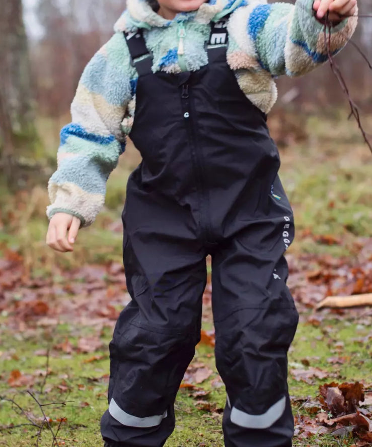 Svart överdragsbyxa från Geggamoja. Vattentäta byxor, skalbyxor med hängslen. Överdragsbyxor till flicka, pojke, kille och tjej. Artikelnr: 1829474