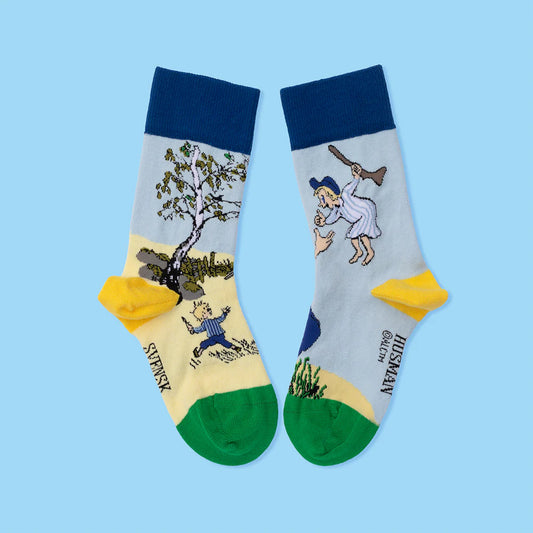 Emil i Lönneberga strumpor när Emil och Alfred går och fiskar. Du och jag Alfred, är Emils kända uttryck för hur mycket dom tycker om varandra. Blå och gula strumpor, mönstrade roliga strumpor av Astrid Lindgrens barnboksfigur Emil i Lönneberga. Barn strumpor till pojke och flicka från Svensk Husman.