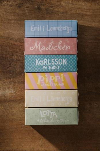Astrid Lindgren
Karlsson på taket - Små chokladbollar med kokos 125g
Lördags godis från Franandco
Artnr:
1-158