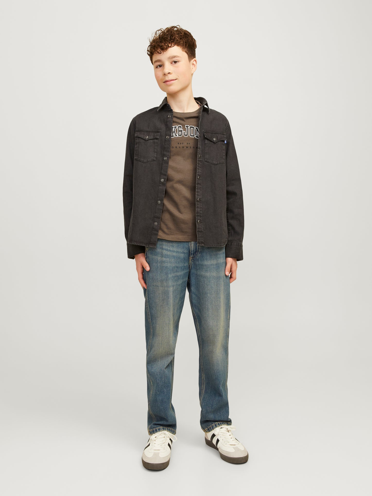 Snygg stilren brun kortärmad t-shirt från Jack and Jones Junior. Tröja till ungdom kille och pojke.
Produkttyp: T-shirt
Hals: Rund hals
Ärm: Kort ärm
Tryck: Gummitryck för en mjuk känsla
Junior Passform: Avslappnad passform