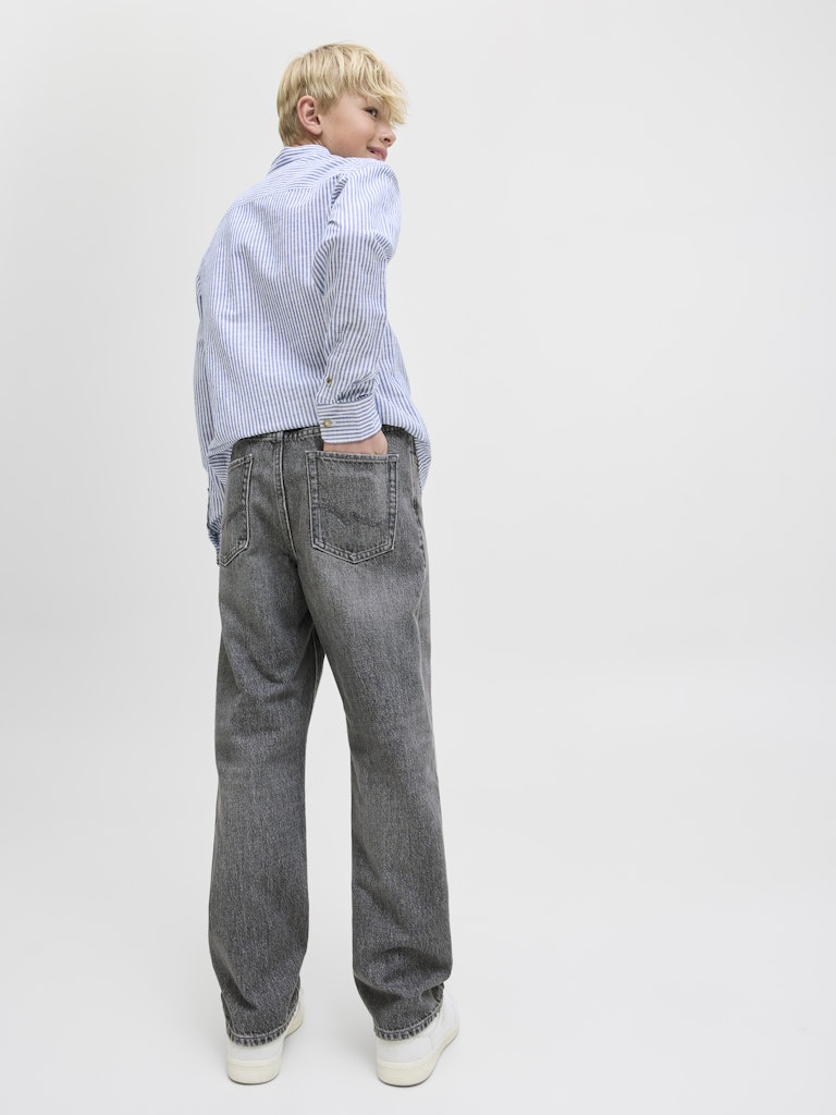 Svart grå loose fit jeans CHRIS från Jack & Jones Junior till kille ungdom.
JJICHRIS JJORIGINAL SBD 444 SN JNR
12279539