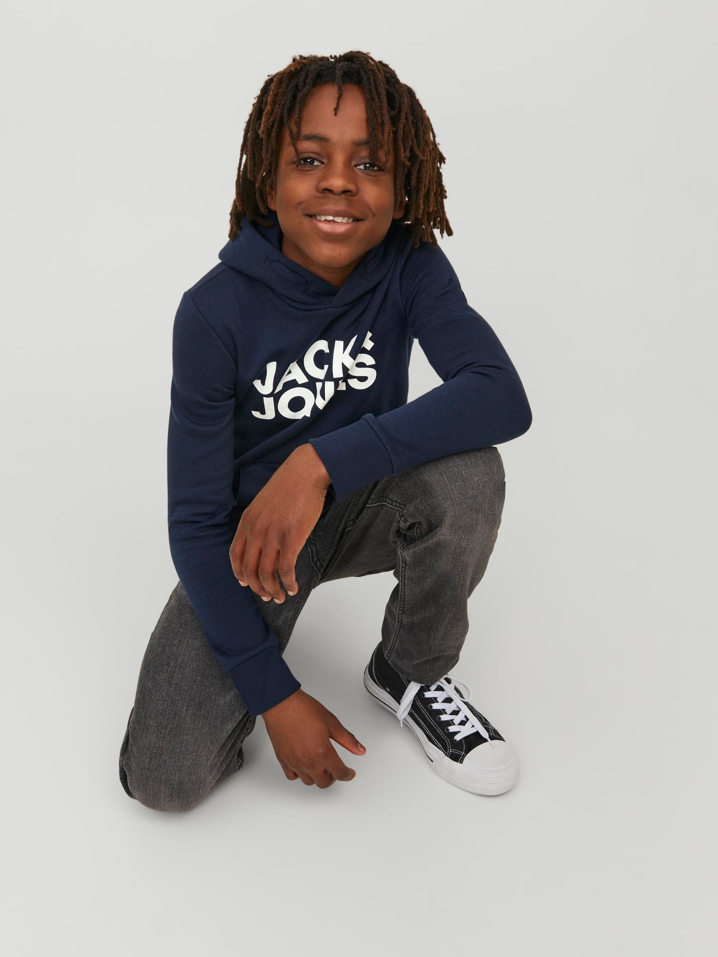 Killtröja med luva med magficka. Hoodie från Jack and Jones i mörk blå färg. Stor logga på bröstet Jackandjones i vitt. Luvtröja med Jack & Jones som coolt print till ungdom kille.