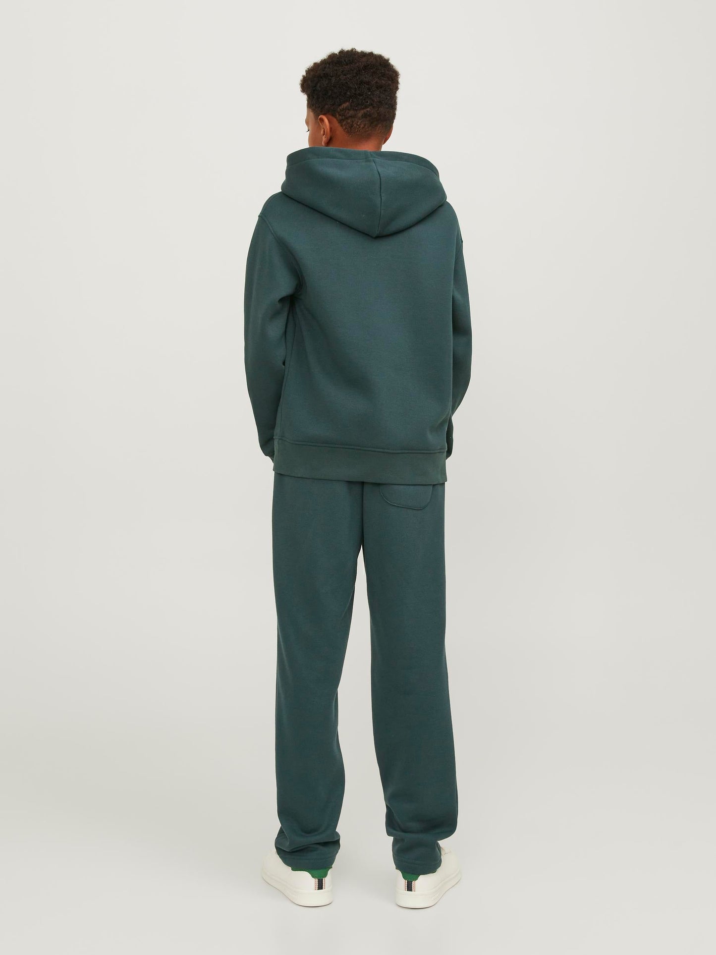 Hoodie från Jack & Jones i mörk grön färg. Tröja till ungdom kille, pojke.
Ingen garderob är komplett utan några pålitliga plagg som luvtröjor och andra sweatshirts. Borstad tyg med mjuk finish på insidan. Lätt borstade tyger definieras av att insidan av tyget har en lätt hårig textur och en mjuk känsla.
Produkttyp: Hoodie
Hals: Hoodie
Ärm: Lång ärm
Ärmar: Sätt i ärmar
Fickor: Känguruficka
Foder: tyg inuti huvan
Print : 3D-utskrift för en tredimensionell look
Kroppstyp: Junior
Passform: Lös passform