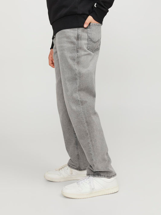En kille som har på sig Chris, en grå, snygg jeans från Jack and Jones för kille ungdom