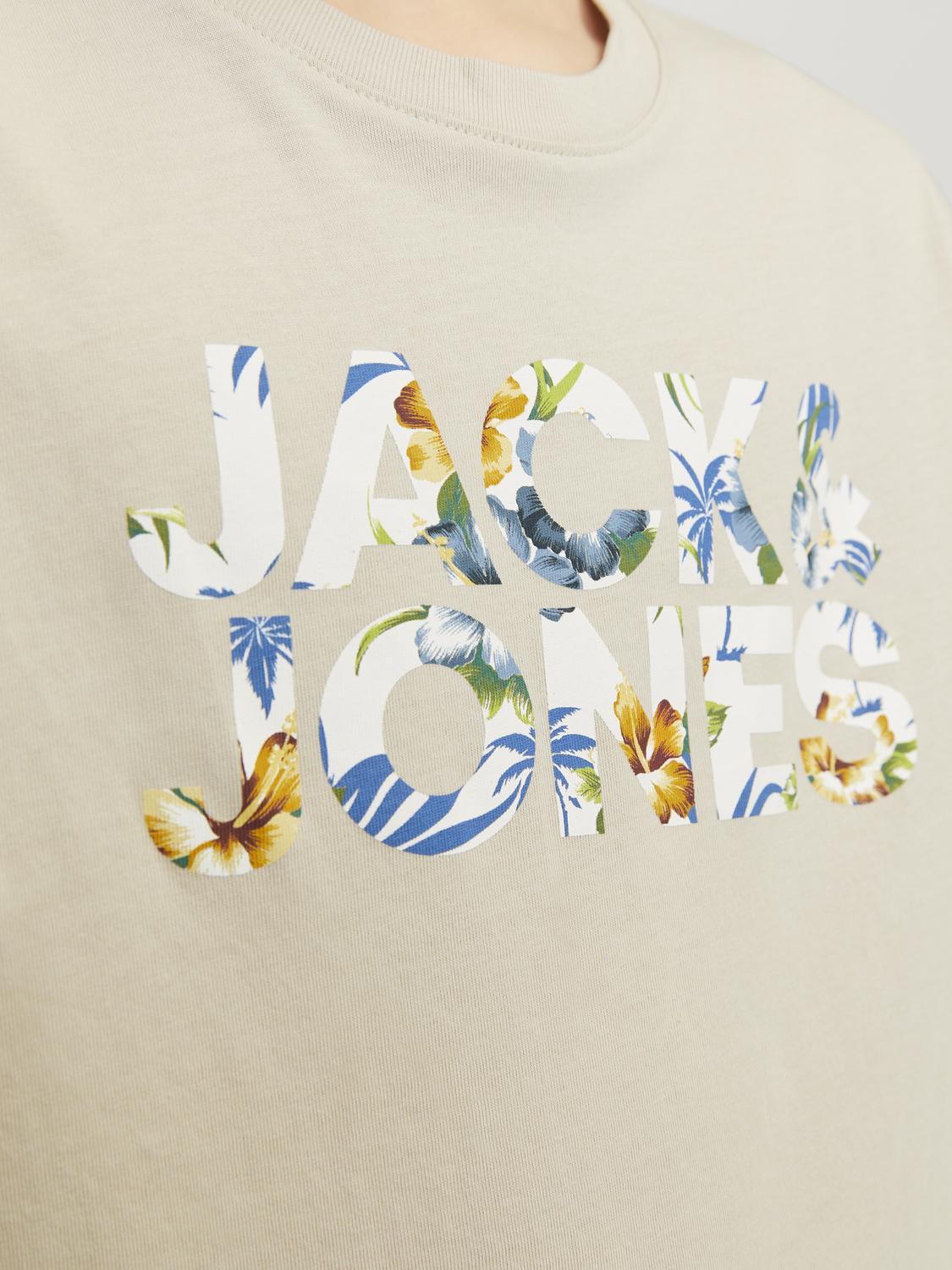 Kortärmad t-shirt i ekologisk bomull från Jack & Jones. Blommig logo på bröstet. Tröja för ungdom kille.