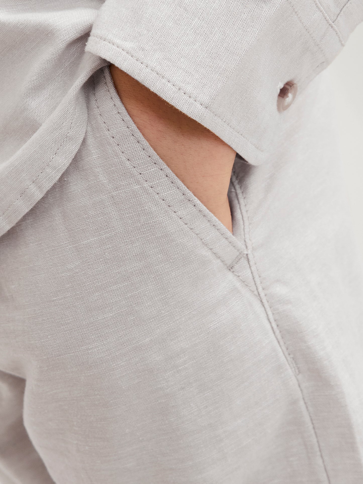 Ljus grå linnebyxa till kille. Ungdomskläder från Jack & Jones till pojke, kille som vill ha en tunn skön byxa i sommar både till vardag och kanske skolavslutning och midsommar.
JPSTKANE JJSUMMER JOGGER SN JNR
12248903