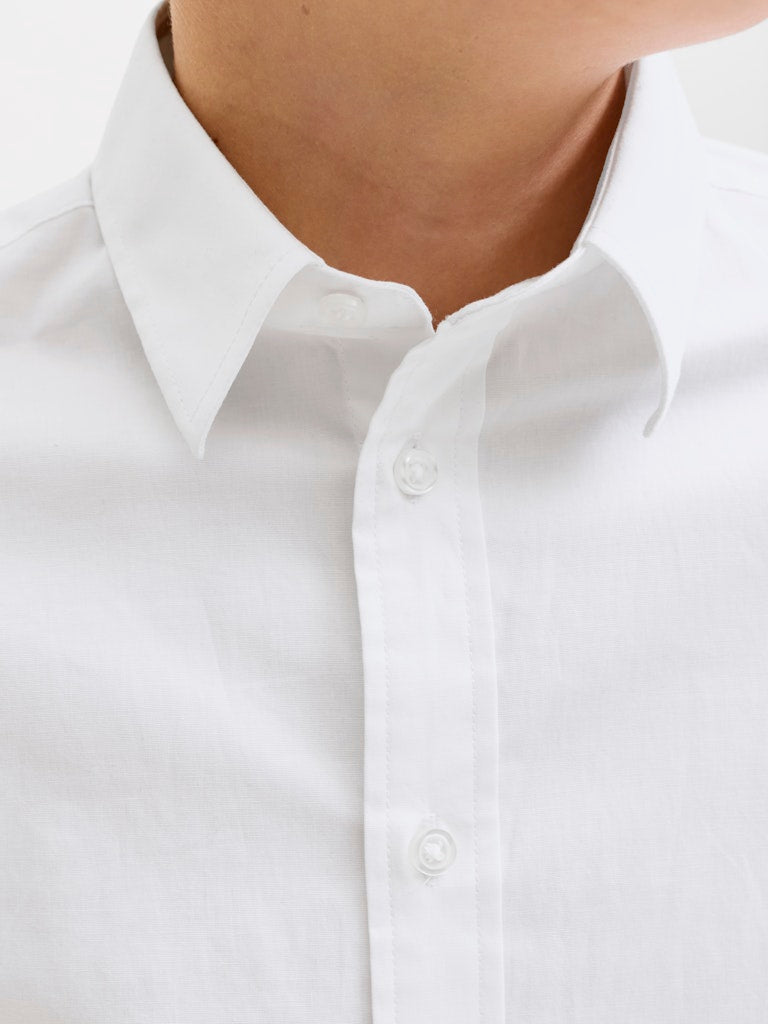 Vit fin skjorta till pojke. Stretch skjorta från Jack and Jones till barn och ungdom kille.
JJEAXEL STRETCH SHIRT LS NOOS JNR
12269870