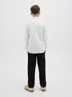 VIt linne skjorta i lin från Jack and Jones. Snygg långärmad vit skjorta till kille ungdom, barn. Ungdoms skjorta perfekt till fest och skolavslutning.
JJEBREEZE LINEN BLEND SHIRT LS SN JNR
12268988
