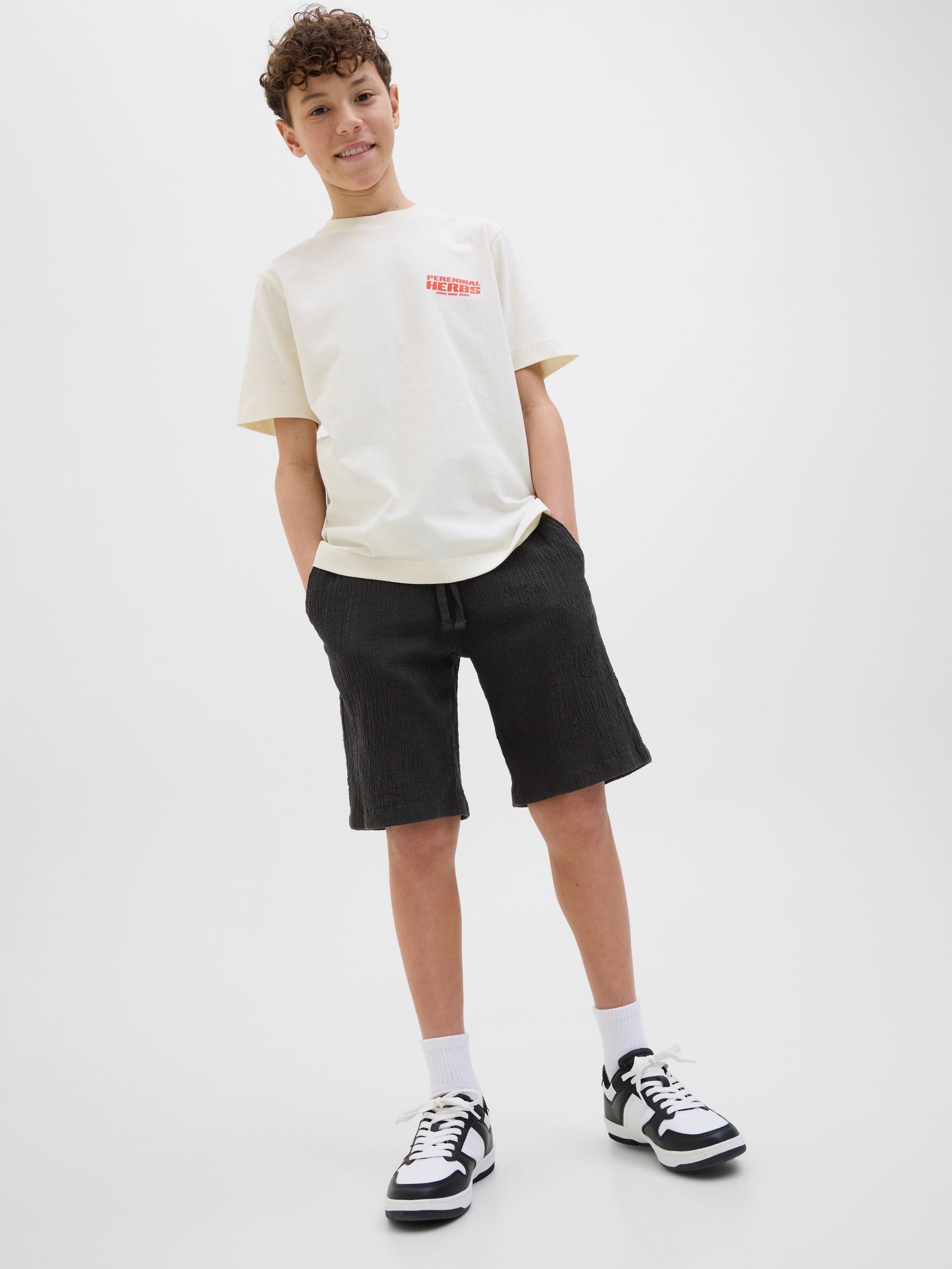 Svarta vävda skrynkliga shorts från Jack & Jones till kille ungdom.
JPSTJAIDEN JJCRINKLE JOGGER SHORT JNR
12273862