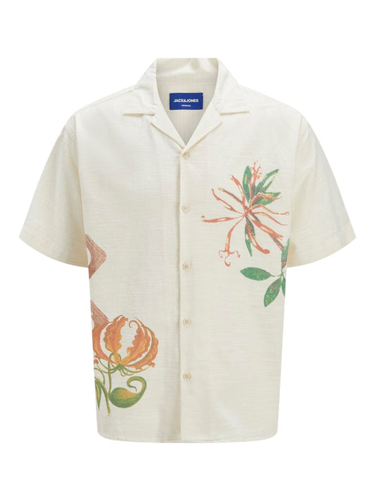 Lätt och luftig vit skjorta för en snygg sommaroutfit. Kortärmad blommig skjorta till kille, barn och ungdom. Jack and Jones.
JORLUKE RETRIO SHIRT
12274228