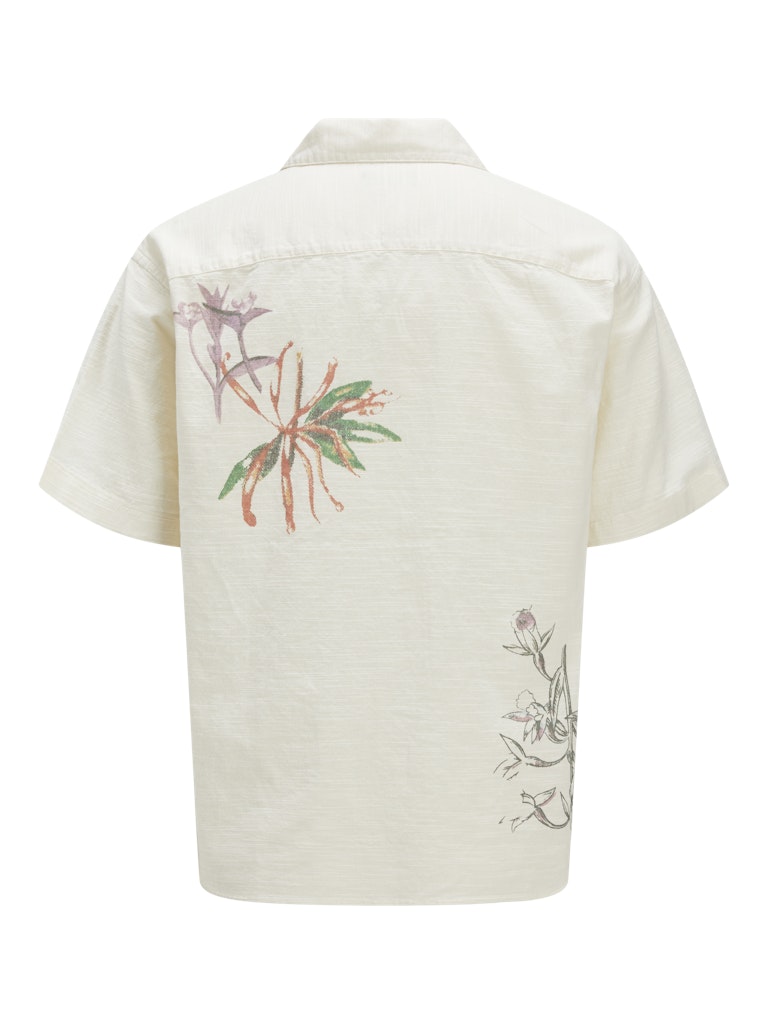 Lätt och luftig vit skjorta för en snygg sommaroutfit. Kortärmad blommig skjorta till kille, barn och ungdom. Jack and Jones.
JORLUKE RETRIO SHIRT
12274228