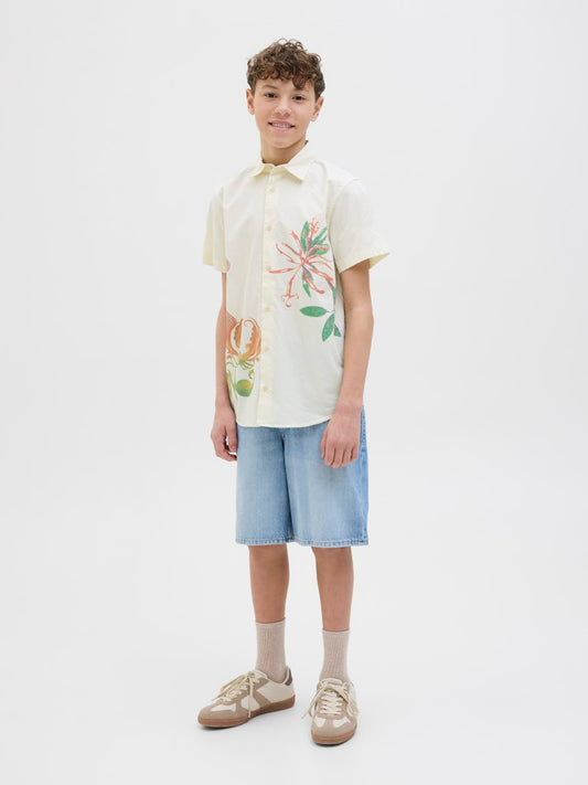 Lätt och luftig vit skjorta för en snygg sommaroutfit. Kortärmad blommig skjorta till kille, barn och ungdom. Jack and Jones.
JORLUKE RETRIO SHIRT
12274228