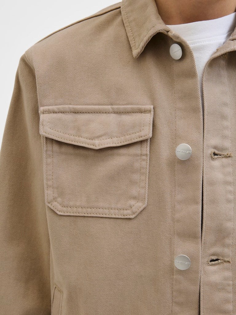 Snygg beige jeans jacka till kille, barn och ungdom. Snygga ungdomskläder från Jack and Jones junior.
12278122
JORBELLAGIO DENIM JACKET JNR