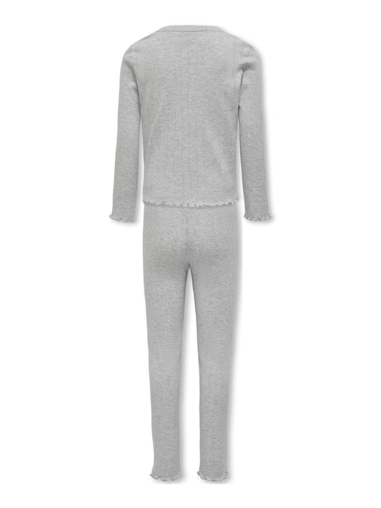 Koppla av hemma eller skapa en cool look för helg- och vardagsaktiviteter med mjuka, tidlösa fritidskläder som är lätta att klä upp. Bomull är gjord av naturliga fibrer som skapar ett mjukt tyg som andas. KIDS ONLY är ett modemärke för coola barn. Utforska en värld av must-have jeansartiklar, coola streetstyles och andra modefavoriter.
Detaljtyp: Pyjamas set
Ärm: Långa ärmar (L/S)
Extra detaljer: Volanger
Ekologisk pyjamas till flicka, tjej barn, ungdom