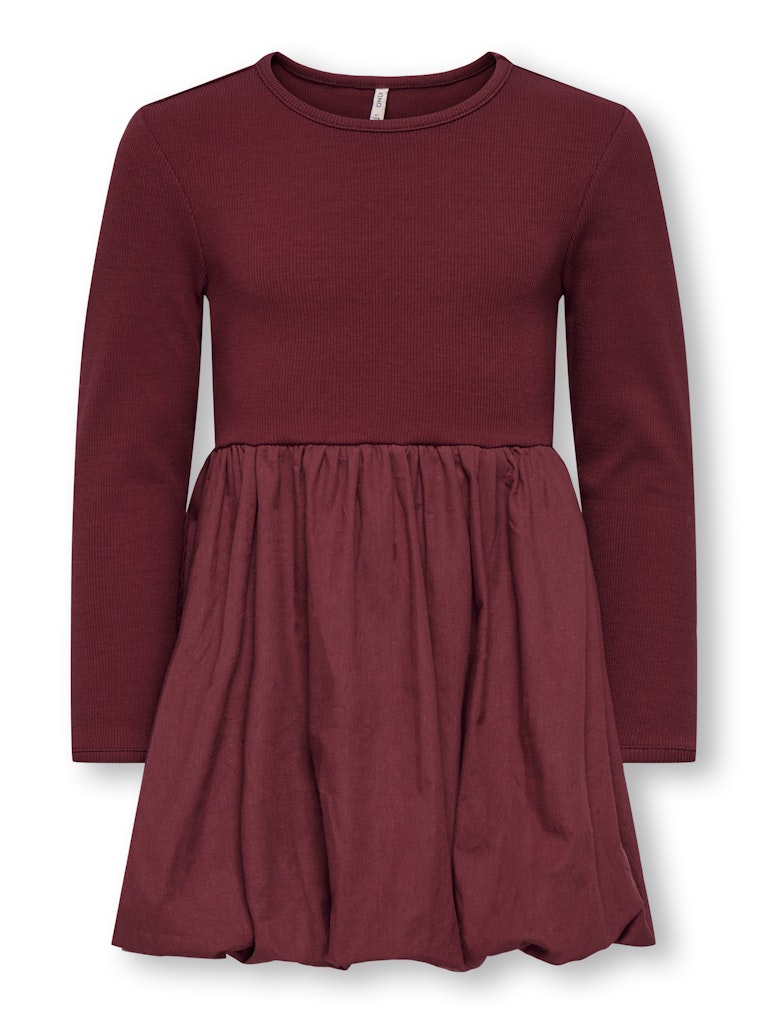 Röd klänning med ribbad överdel och ballongkjol som gör att den passar både till vardag och fest. Barn klänning till flicka från Only kids Girl.
KMGTRINNY SLD LS BAL DRESS JRS NOOS
15361092