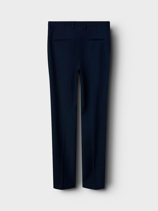 NLMMORTEN Slim Pant från LMTD är en tidlös marinblå kostymbyxa i chinosmodell som kombinerar klassisk elegans med modern passform till kille, pojke. Ungdomskläder, kostym, chinos
13248735
NLMMORTEN SLIM PANT NOOS