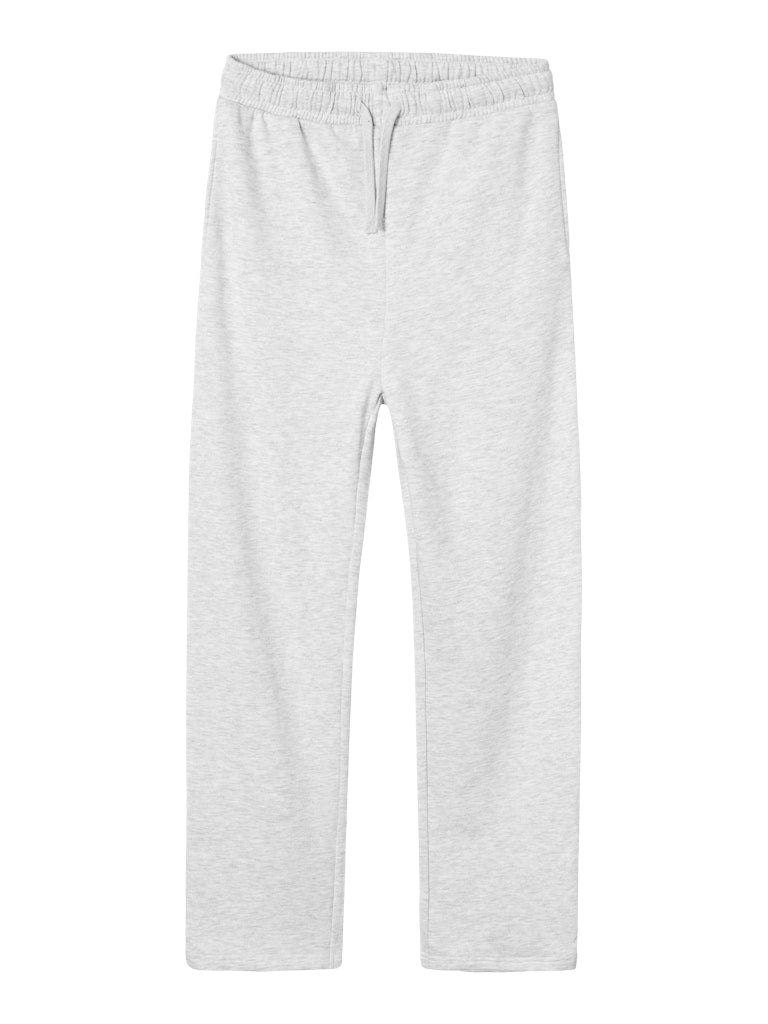 Ljus grå sweat byxa i unisex modell. Mysbyxor till tjej och kille från LMTD.
NLNNIZU BRU STRAIGHT SWEAT PANT NOOS
13234795