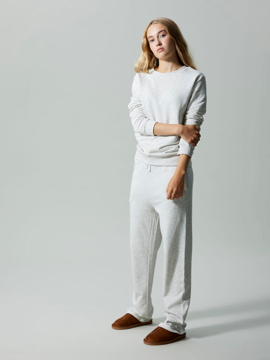 Ljus grå sweat byxa i unisex modell. Mysbyxor till tjej och kille från LMTD.
NLNNIZU BRU STRAIGHT SWEAT PANT NOOS
13234795