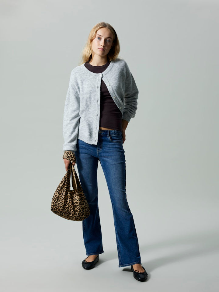 Grå kofta till tjej från LMTD. Ungdom cardigan slätstickad.
NLFLODET LS SHORT KNIT CARDIGAN NOOS
13235060