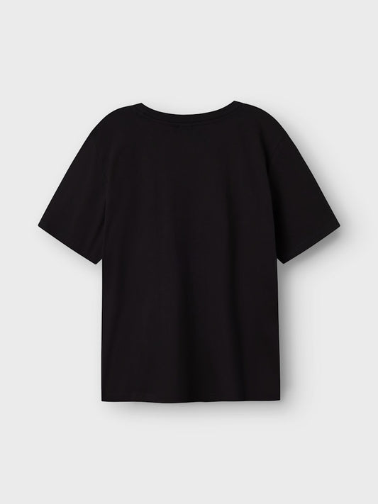 Svart Kortärmad t-shirt i unisexmodell så den passar både tjejer och killar. Snygg tshirt till tjej och kille, ungdom.
13235061
NLNFAGEN SS L TOP NOOS