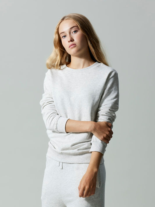 Ljus grå sweatshirt tröja i unisex modell till kille och tjej. Långärmad sweat tröja från LMTD.
NLNNIZU LS BRU O-NECK SWEAT NOOS
13234687