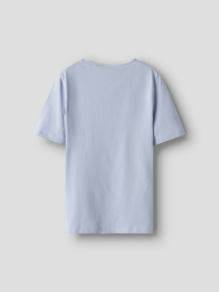 Kortärmad t-shirt till ungdom tjej. Ljus blå enfärgad slim topp till flicka, ekologiska barnkläder från LMTD.
NLFBOVAS SS SHORT S TOP NOOS
13252452