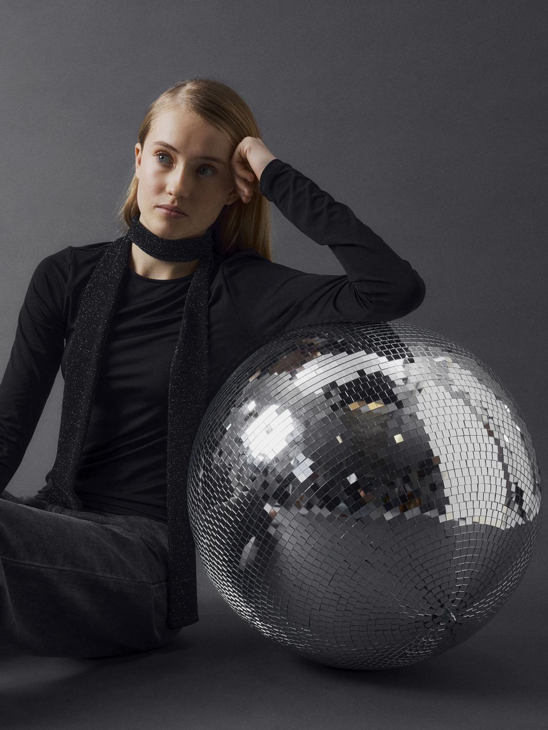 Svart bas topp, slät kvalitet. Perfekta tröjan att använda varje dag för varje tjej, ungdom. Ge garderoben nytt liv med T-shirts och toppar för alla tillfällen och årstid. Jersey är ett lätt och stretchigt tyg med en mjuk yta och insida för en bekväm känsla och rörelsefrihet.
Produkttyp: Topp
Hals: Rund hals
Ärm: Långa ärmar
Längd/Storlek: Kort
Passform: Slim Fit