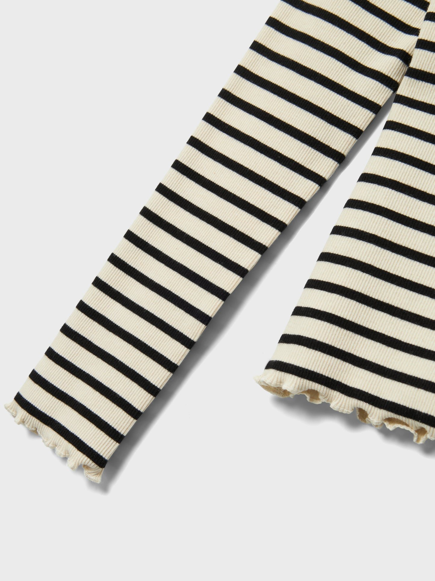 Ungdoms tröja till tjej, randig tröja med båthals. Gör dig redo för en ny dag och skapa den perfekta outfiten med vardagsstilar av hög kvalitet. Ribbstickad har ett vertikalt, randigt mönster och bra elasticitet för en skön känsla och en tidlös look.
Produkttyp: Topp
Hals : Båthals
Ärm: Långa ärmar
Ärmar: Raglan ärmar
Muddar: Babylock-manschetter
Längd/Storlek: Kort
Extra detaljer : Babylock-detalj
Passform: Normal passform