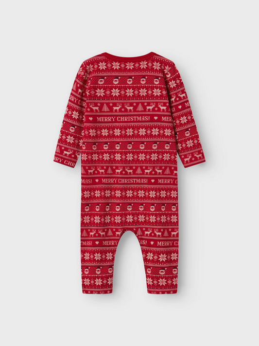 Röd julpyjamas till baby flicka och pojke. Låt första julen bli en mysig tid tillsammans med din bebis och njut av långa mornar i en skön pyjamas. Babypyjamas med tomtar på.