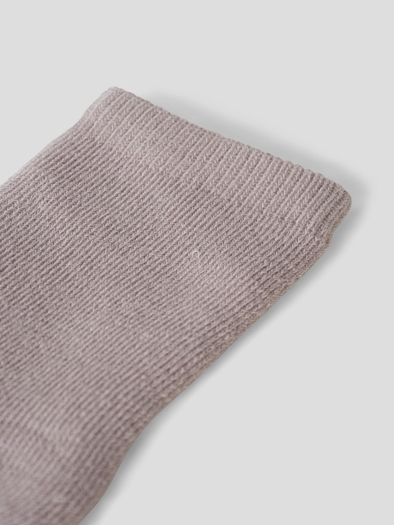 Rosa ull strumpor till flicka. Tjockstrumpor i merino ull från Name it.
NMFWAKSI WO/BL TERRY SOCK
13228513