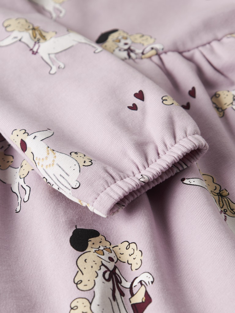 Rosa hund mönstrad klänning till flicka. Ekologiska barnkläder från Name it till liten tjej.
NMFROGIA LS SWEAT DRESS BRU
13249134