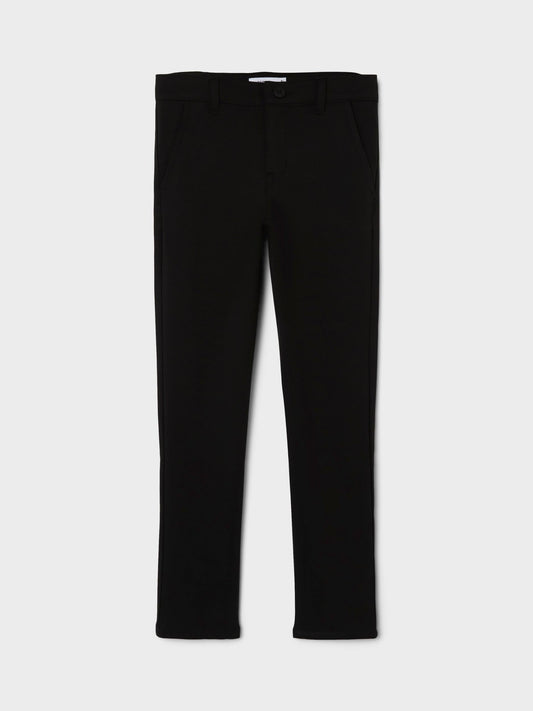 Svart chinos i mjuk stretchig kvalitet som känns som en mysbyxa men ser riktigt snygg ut. En favorit för både barn och vuxna som blir nöjd över uppklädda barn och ungdomar, men som känns mjuk och skön för dem att ha på sig. Svart byxa till barn, ungdom pojke, kille.