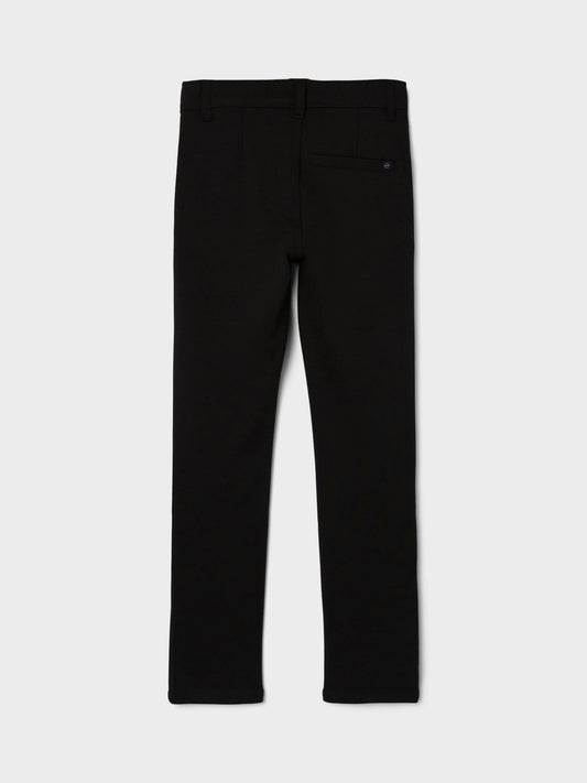 Svart chinos i mjuk stretchig kvalitet som känns som en mysbyxa men ser riktigt snygg ut. En favorit för både barn och vuxna som blir nöjd över uppklädda barn och ungdomar, men som känns mjuk och skön för dem att ha på sig. Svart byxa till barn, ungdom pojke, kille.