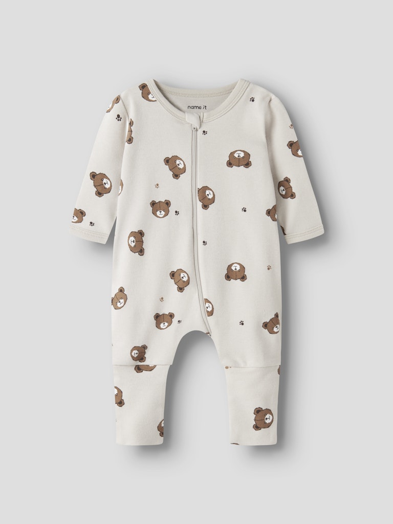 Baby pyjamas till bebis flicka och pojke. Neutral pyjamas med dragkedja och en smart mudd vid foten så du kan välja om du vill ha fot på pyjamasen eller en pyjamas utan fot.
Ekologiska pyjamaser, vita med nallar till nyfödd baby från Name it.
NBNNIGHTSUIT 2P ZIP FF PUMICE BEAR NOOS
13252392