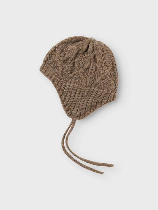 Beige, brun baby mössa i ull, merinoull med avtagbar tofs. Söt baby mössa till din lille pojke eller flicka med knyte under hakan.
Produkttyp: Mössa
Stängning: band att knyta
Extra detaljer: Pom-poms, Badge
Jazza upp ditt barns outfit med roliga och praktiska huvudbonader och lägg till en snygg touch. Kabelstickning kännetecknas av rader som korsar varandra för en mjuk känsla och en mysig look.