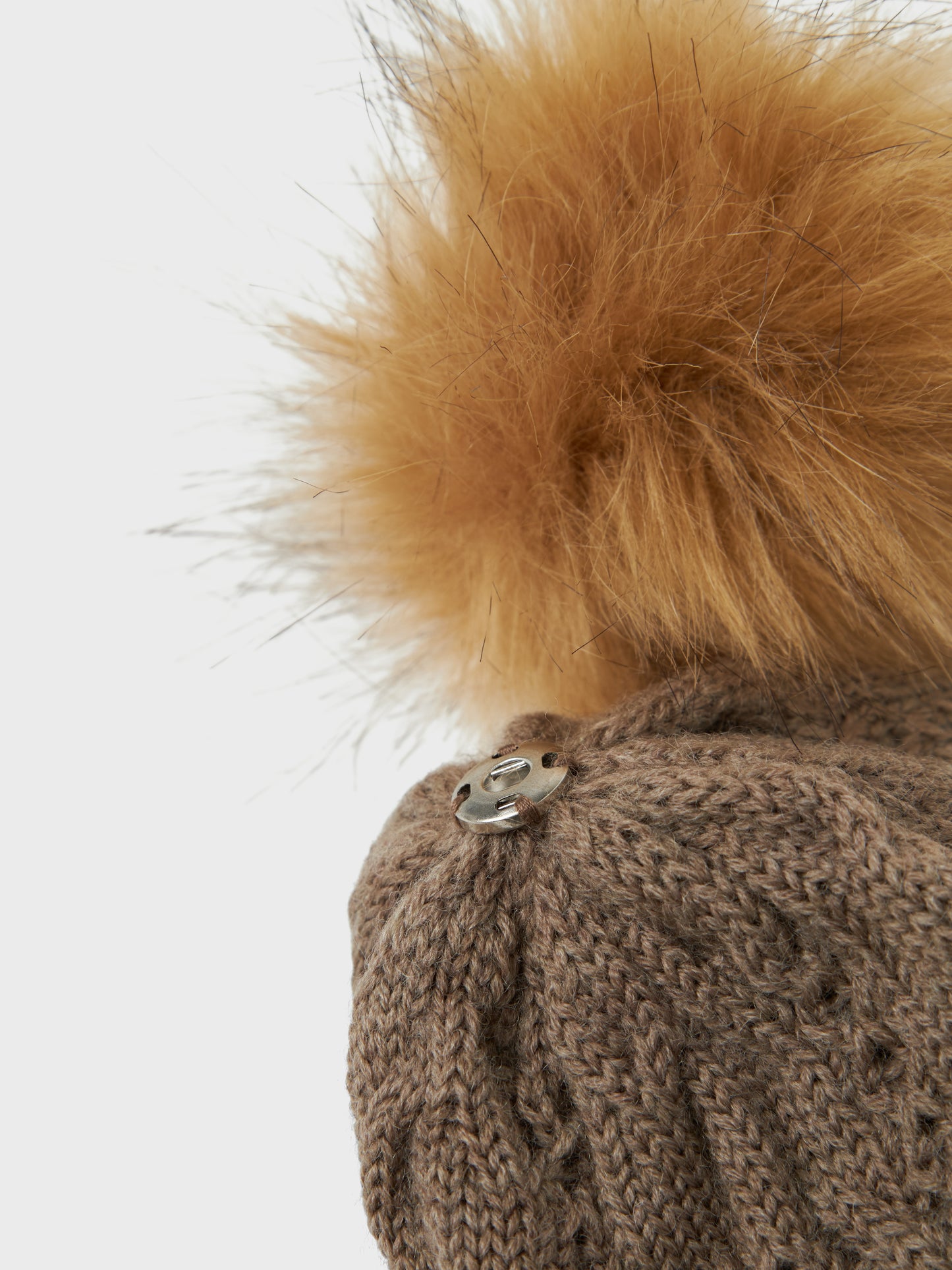 Beige, brun baby mössa i ull, merinoull med avtagbar tofs. Söt baby mössa till din lille pojke eller flicka med knyte under hakan.
Produkttyp: Mössa
Stängning: band att knyta
Extra detaljer: Pom-poms, Badge
Jazza upp ditt barns outfit med roliga och praktiska huvudbonader och lägg till en snygg touch. Kabelstickning kännetecknas av rader som korsar varandra för en mjuk känsla och en mysig look.