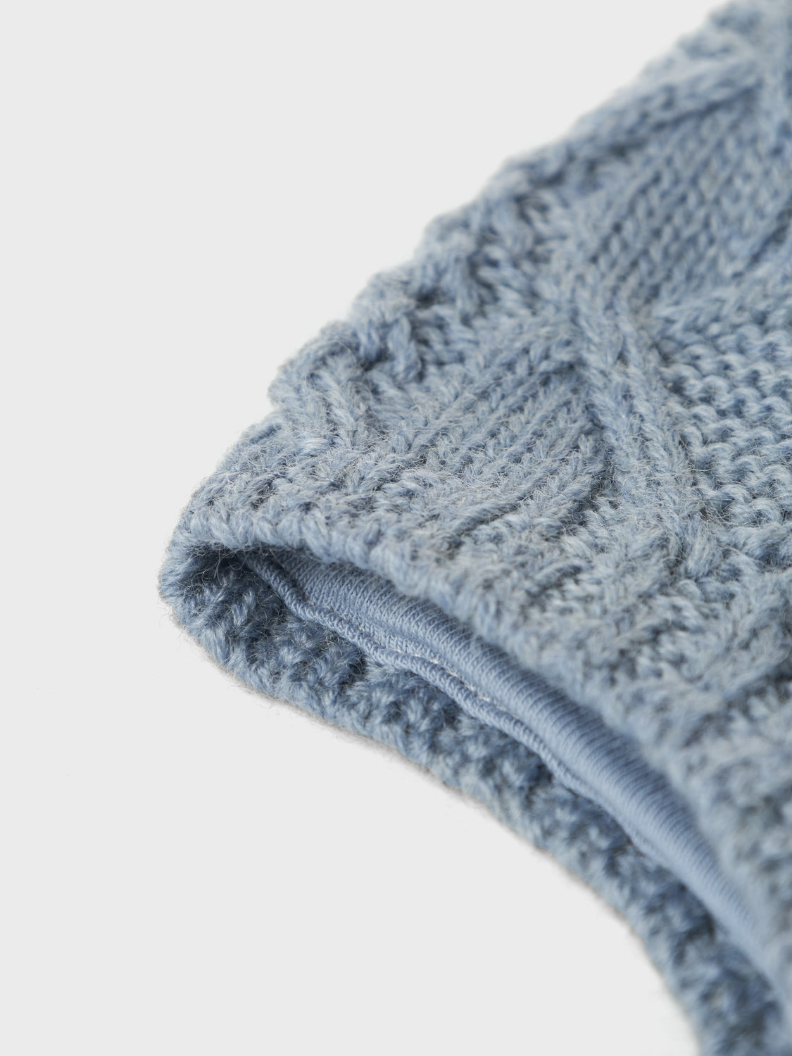 Blå ull mössa med tofs i merinoull till pojke. Produkttyp: Mössa
Stängning: Knytband
Extra detaljer: Avtagbar pom-pom
Fästlängd: 20
Foder : Bomullstyg, extra vindskyddande tyg insytt vi öronen
48/49 ca 1-2 år
50/51 ca 2-4 år