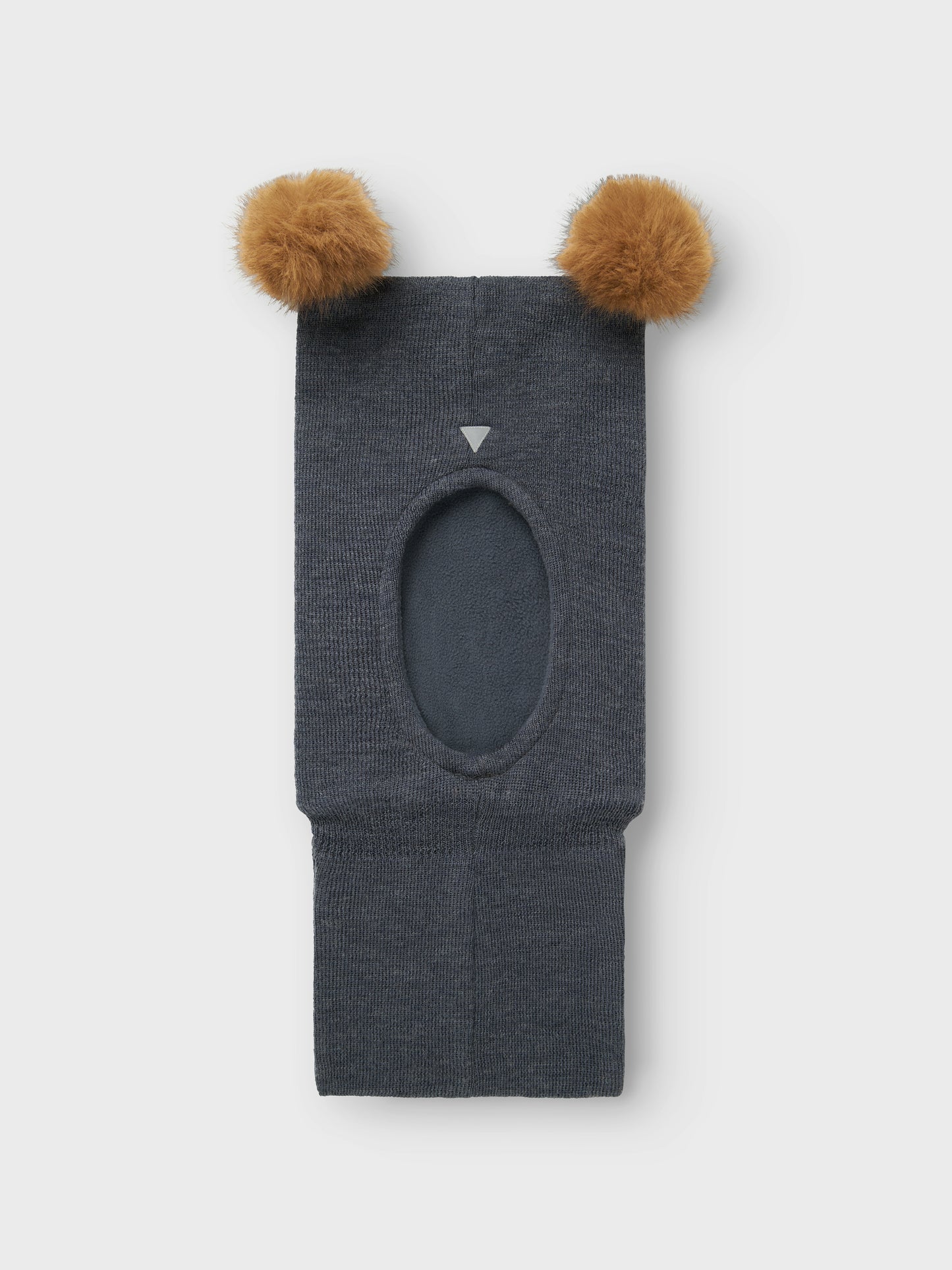 Fin blå barn balaclava med avtagbara tofsar i syntetpäls till din lilla kille, pojke. Mjuk och väldigt varm, dessutom extra vindskydd insytt vid öronen på barn mössan.
Produkttyp: Mössa, balaclava
Extra detaljer: Avtagbar pom-pom, Dekorativa reflexdetaljer
Håll ditt barn varmt och bekvämt med praktiska och mjuka ytterplaggstillbehör. Ull är ett naturligt material känt för sina termiska egenskaper, mjukhet och fluffiga utseende.