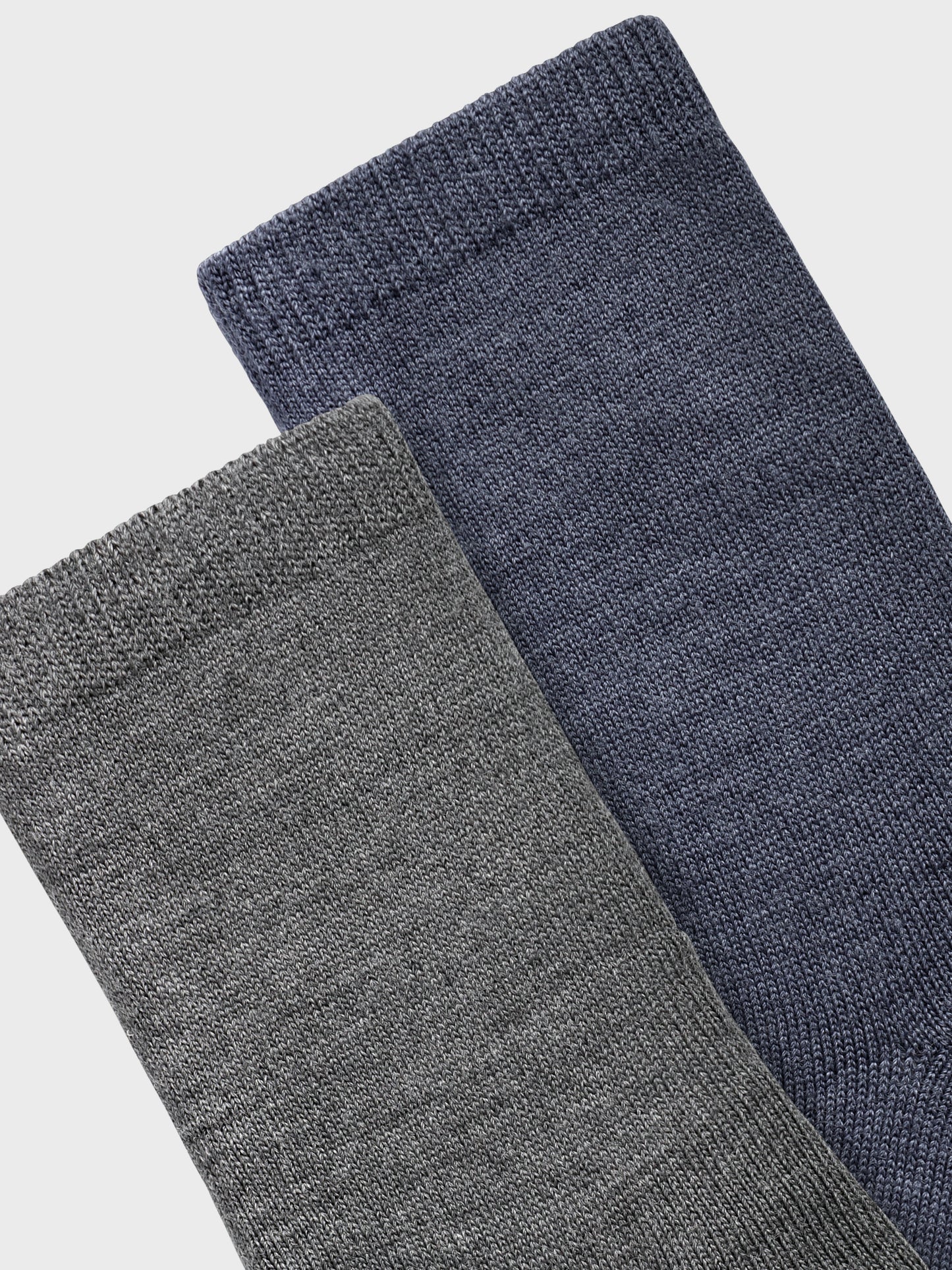 Tunna ull strumpor i grå och blå av mjukaste merinoull till din pojke, kille.
Produkttyp: Strumpor 2-pack
Ull är ett naturmaterial känt för sina termiska egenskaper, mjukhet och fluffiga utseende. I kallt väder håller ull värmen och under varma dagar absorberar den svett, vilket gör den till ett bra val oavsett årstid. Ull låter huden andas och bevarar sin förmåga att isolera när den är våt, och håller alltid en stabil kroppstemperatur.