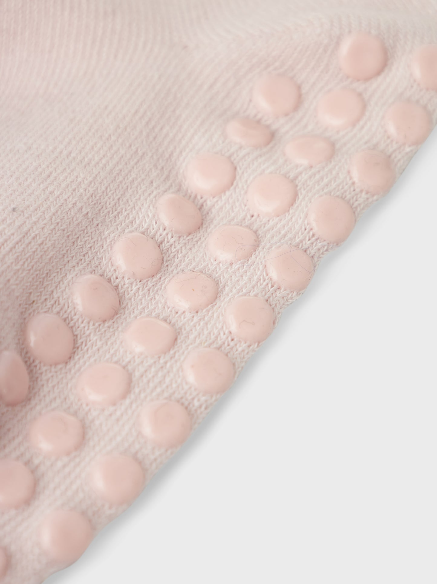 2-pack halk strumpor i rosa till flicka tjej. Förnya ditt barns basgarderob med mjuka strumpor perfekta för alla tillfällen året runt. Ull är ett naturmaterial känt för sina termiska egenskaper, mjukhet och fluffiga utseende. I kallt väder håller ull värmen och under varma dagar absorberar den svett, vilket gör den till ett bra val oavsett årstid. Ull låter huden andas och bevarar sin förmåga att isolera när den är våt, och håller alltid en stabil kroppstemperatur.
Produkttyp: halkStrumpor merinoull ull