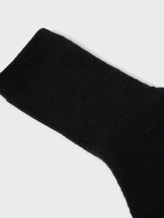 Ge ditt barn det bästa inom komfort och kvalitet med våra tunna strumpor tillverkade av 50% merinoull. Dessa strumpor är designade för att hålla fötter varma och bekväma hela dagen, oavsett om det är lek, skola eller utflykter som står på schemat.
Naturligt Temperaturreglerande: Merinoull är känd för sin unika förmåga att reglera kroppstemperaturen. Den håller fötter varma när det är kallt, och svala när temperaturen stiger, vilket gör dessa strumpor perfekta för alla säsonger.
Strumpor till kille, pojke.
