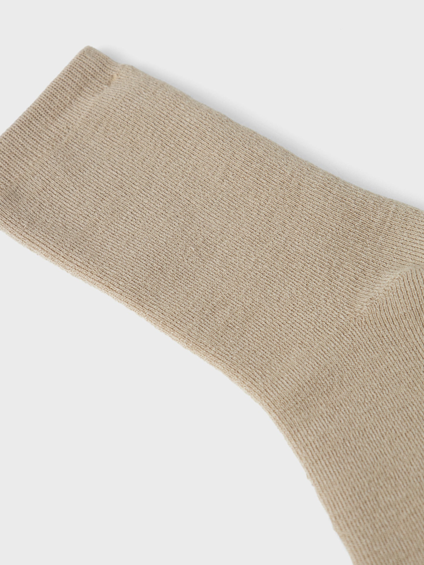 Tjocka ull strumpor till flicka, tjej i mjuk merinoull.
Förnya ditt barns basgarderob med mjuka strumpor perfekta för alla tillfällen året runt. Ull är ett naturmaterial känt för sina termiska egenskaper, mjukhet och fluffiga utseende. I kallt väder håller ull värmen och under varma dagar absorberar den svett, vilket gör den till ett bra val oavsett årstid. Ull låter huden andas och bevarar sin förmåga att isolera när den är våt, och håller alltid en stabil kroppstemperatur.
Produkttyp: Strumpor