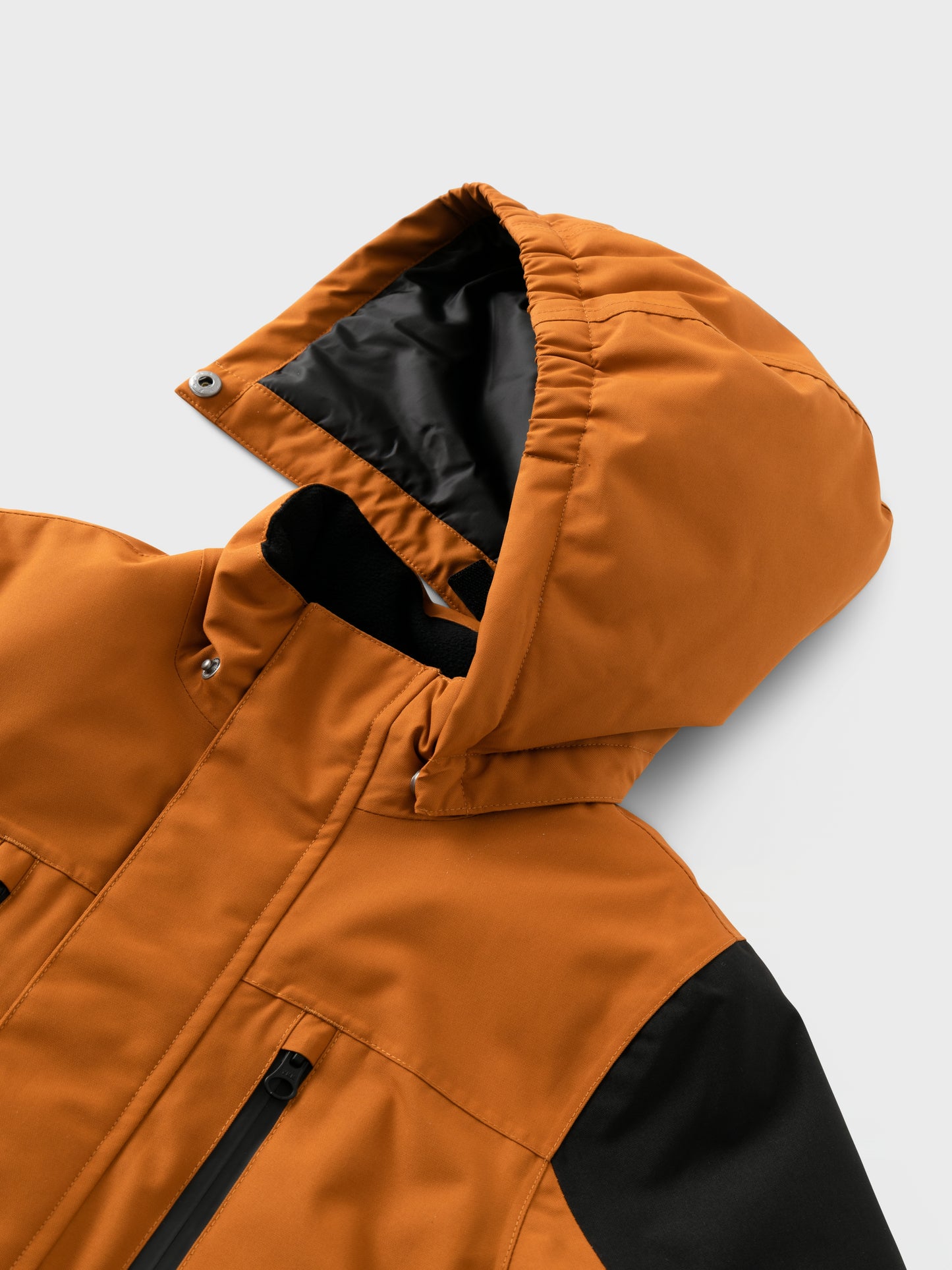 Varm skidjacka i brun och svart till barn, ungdom pojke, kille. Alla tekniska detaljer du behöver som snölås, ficka för liftkort, avtagbar huva mm.
Perfekt jacka som är vindtät, vattentät, andas och har tejpade sömmar för en aktiv vinter dag.