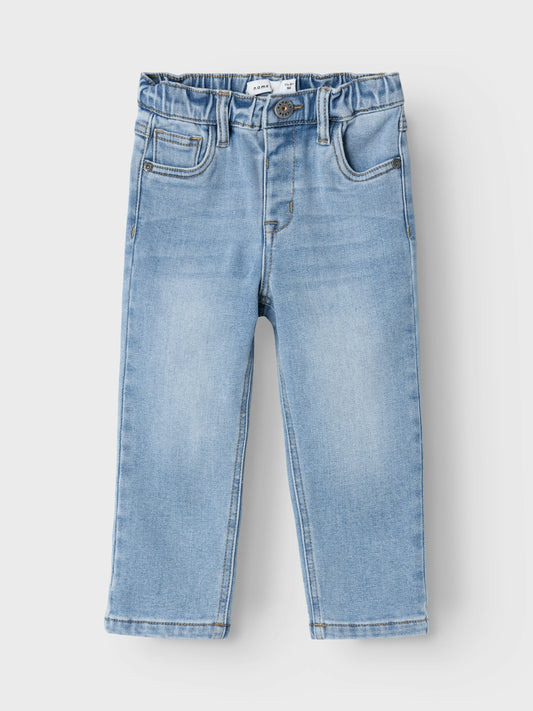 Jeans till pojke. Coola jeanskläder är ett måste i alla barns garderob, och oavsett om du föredrar trendiga utseenden eller tidlösa plagg, garanteras ditt barn mjuka kvalitetsstilar för alla tillfällen och årstider. Denim är ett slitstarkt vävt tyg som finns i flera uttryck för en unik look. Produkttyp: jeans med avsmalnande passform Stängning: Tryckknapp och halv mock gylfknäppning (storlek 80-110) eller hakknapp och gylfknäppning med dragkedja (storlek 116-164), tryckknapp Fickor: Bakfickor, Framfickor E