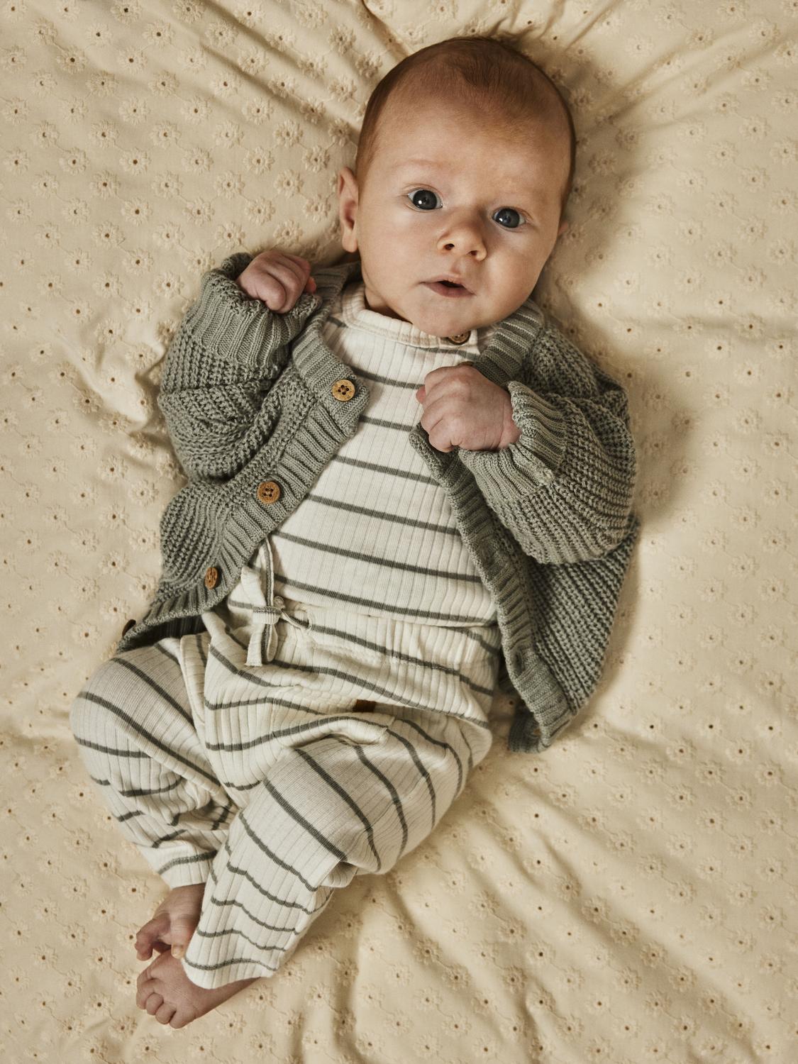 Baby klädd i body och Randig baby byxa från Lil 'Atelier i mjukaste sköna ekologisk bomull. Fina klassiska byxor till din lilla baby. Bebis byxa i unisex modell.