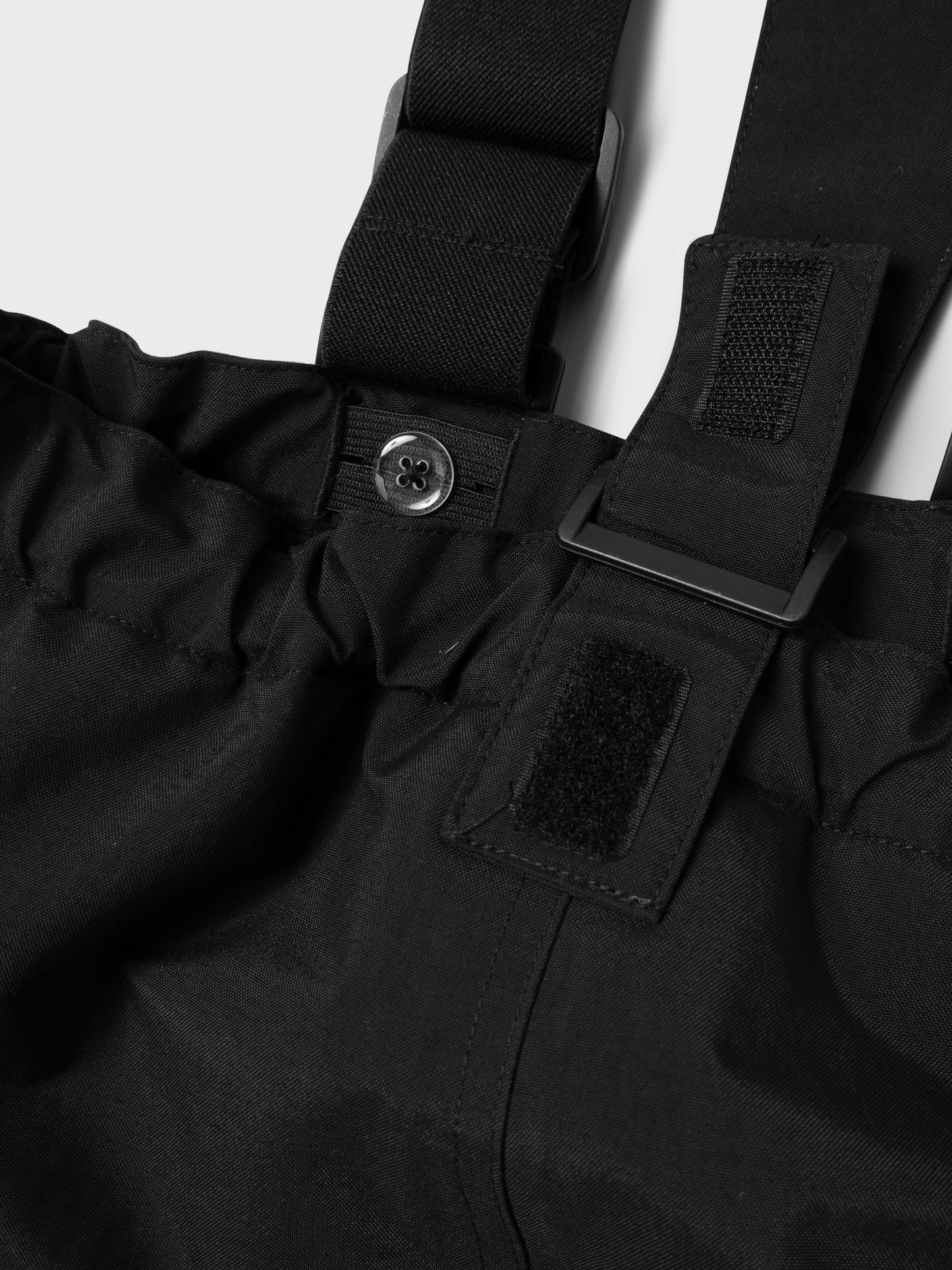 Termobyxor, täckbyxor, skidkläder till pojke och flicka, kille, tjej.
Vattentäthet 5 000 mm, Andningsförmåga 3 000 g/m2/24h, Hållbarhet 50 000 Martindale, Vindtät,
Tejpade sömmar
Justerbara hängslen
Vaddering: Hög isolering
Extra detaljer: Elastisk midja, Justerbar midja, Förstärkning vid knän och sits
Tvätt/finish : ECO Vattenavvisande behandling ger dig en garanti att fluorämnen inte har justerbar midja